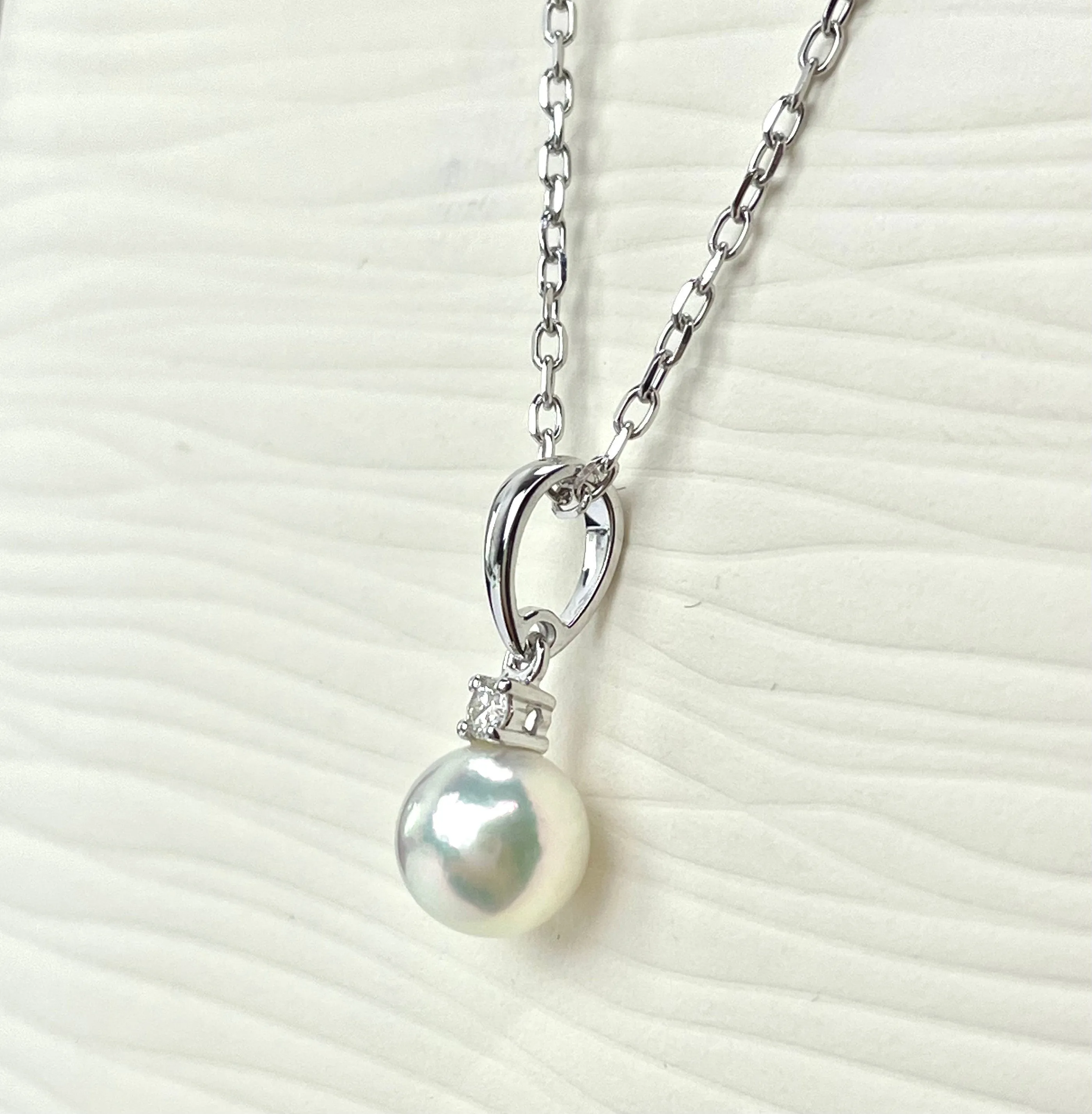 Mikimoto Akoya cultured pearl single pearl pendant in 18k white gold, 0.02 carat Diamond, VS1 clarity and F color