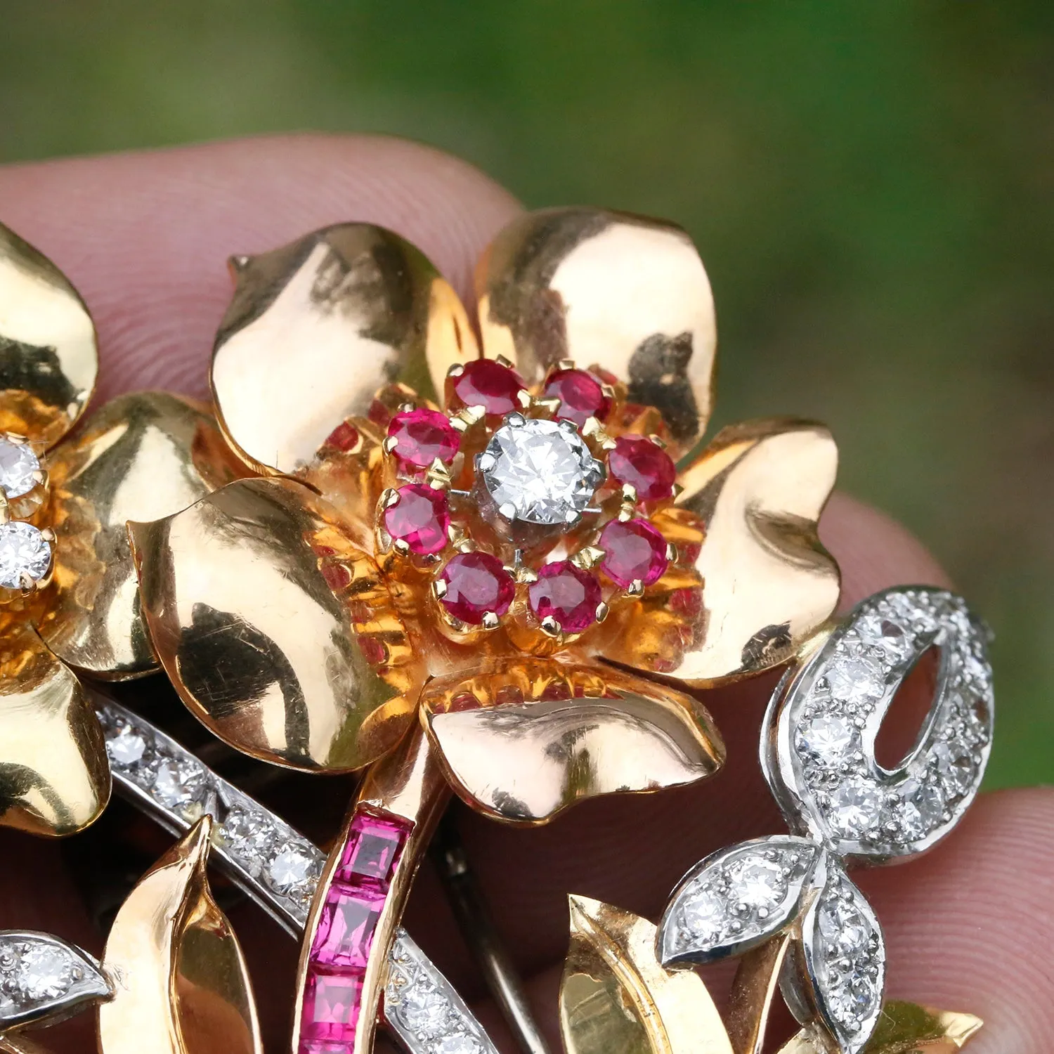 Retro Double Rose Brooch with Rubies and Diamonds in Platinum/Gold