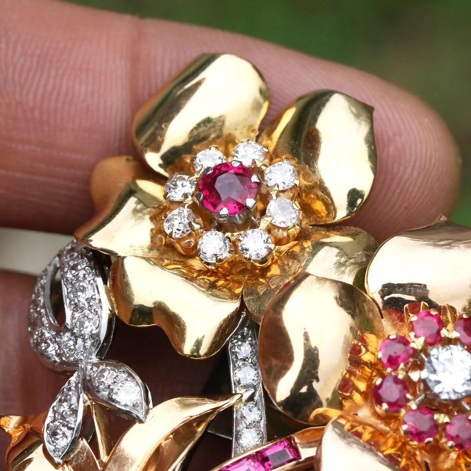 Retro Double Rose Brooch with Rubies and Diamonds in Platinum/Gold