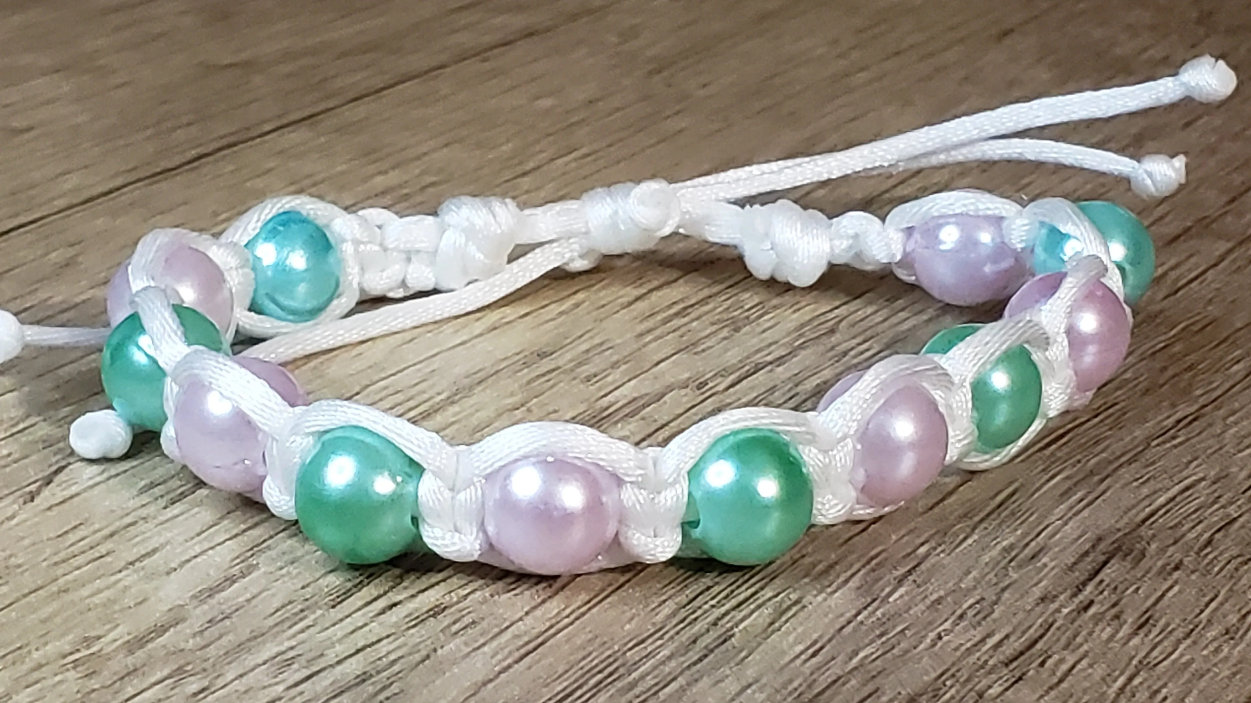  White Nylon Adjustable Bracelet with Acrylic Pearl Beads.